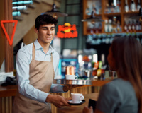 Ela reclamou que não tinham comida para veganos. O garçom a acalmou com uma frase curta