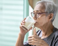 “Manter ossos fortes tem menos a ver com beber toneladas de leite": especialistas compartilham quais alimentos podem afetar negativamente sua densidade óssea