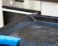 Como remover crostas pretas de assadeiras: o que usar para eliminar a gordura queimada