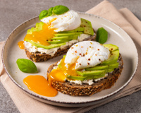 O truque infalível para preparar ovos pochê perfeitos dignos de um chef com estrela Michelin