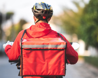 Já pensou se essa moda pega? Novo modo de delivery deixa moradores dessa cidade completamente apavorados