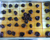 Manjar branco com calda de ameixas