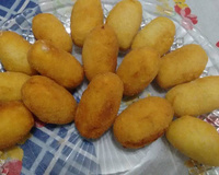 Bolinho de mandioca com creme de cebola