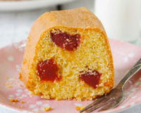 Bolo de fubá com goiaba