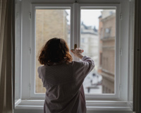 Moro sozinha há 6 anos e só agora descobri que esse hábito simples muda o clima da casa