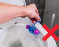 Passei a vida inteira pendurando o meu aromatizador de vaso sanitário do jeito errado: na borda, mas precisa ser feito de outra forma