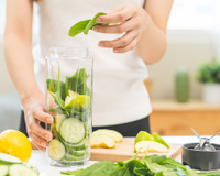 Suco com esse vegetal barato vale ouro: bebida com sabor neutro melhora a imunidade e o funcionamento do intestino, entre outros benefícios