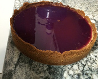 Torta de cream cheese com geleia de jabuticaba