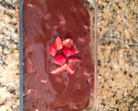 Bombom de morango na travessa