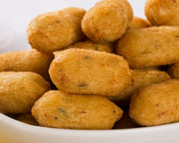 Aprenda a fazer um bolinho de mandioca delicioso para petiscar em casa: crocante e sequinho por fora