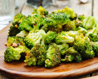Adeus brócolis sem graça: não ferva e cozinhe com esse ingrediente simples, você vai mudar a sua opinião sobre o legume