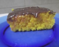 Bolo de cenoura e laranja com cobertura de chocolate