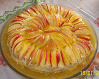 Bolo com maçã e calda de laranja