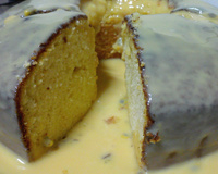 Bolo de maracujá com cobertura de leite condensado