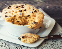 2 minutos no micro-ondas e você tem este bolo de banana com gotas de chocolate irresistível