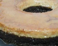 Bolo de chocolate com pudim de leite condensado