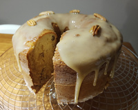 Bolo de nozes fácil com cobertura de creme de leite e nozes sem casca
