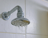 3 truques de especialistas para aumentar a pressão da água em torneiras e chuveiros