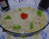 Macarrão com molho branco e frango desfiado