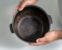 O perigo das panelas riscadas: o Teflon arranhado na sua panela antiaderente pode prejudicar a saúde