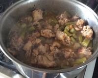 Frango à mineira (frango com quiabo)
