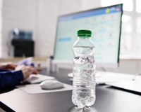 Nunca deixe a garrafa de água nesta posição pelo bem da sua saúde