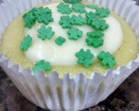 Bolinho de limão com cobertura de leite condensado