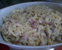 Macarronada ao molho branco com bacon e calabresa