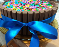 Bolo de aniversário com kit kat