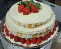 Naked cake com brigadeiros e frutas