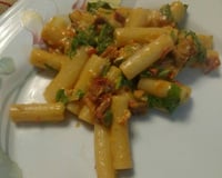 Massa com tomate seco e rúcula