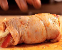 Coxa e sobrecoxa de frango recheada