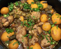 Frango com quiabo e pequi