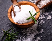 Misturar sal grosso com alecrim: para que serve e por que é recomendado fazer isso em ambientes fechados