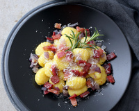 Queijo, bacon e ervas se juntam para formar o melhor nhoque que eu já comi na vida: aprenda a receita completa