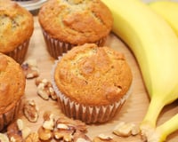 Aprendi com um chef uma versão prática de bolinho de banana sem açúcar na air fryer e agora faço direto no café da manhã