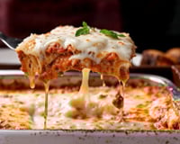 Lasanha de carne e molho branco