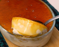 Sem forno e sem ovos: pudim na travessa é a melhor versão que já testei dessa receita