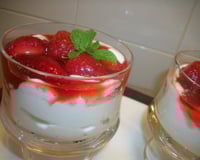 Sobremesa rápida de morango com creme