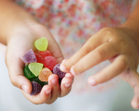 Criança pode comer sal e açúcar? Saiba a idade certa para usar esses ingredientes nas refeições