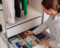 Se a sua mãe não te ensinou, eu te ensino: 5 passos para organizar as roupas no armário que aprendi com uma famosa consultora de organização