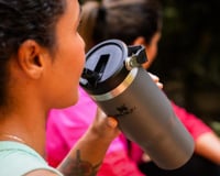 Copo térmico Stanley Flip Straw de 887 ml está com 37% de desconto para sempre ter bebida gelada por perto