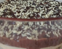 Pavê de bolacha maisena com creme branco e creme preto