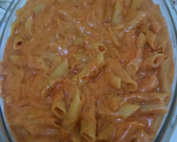Macarrão penne com queijo e creme de leite