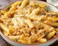 O macarrão de uma panela só inspirado na sopa de cebola francesa que virou tradição no meu almoço de domingo: massa cremosa e receita fácil, é irresistível!