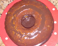 Bolo de cenoura com calda de chocolate