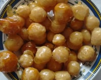 Bala de coco caramelizada (bala baiana ou bala de ovo)