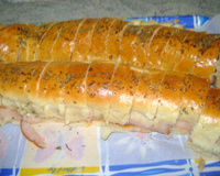 Pão recheado com chester de peito de peru defumado e queijo prato- Tia Jucy