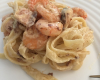 Macarrão ao molho branco com bacon e camarão
