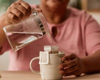 O que os nossos idosos bebem depois do jantar para não terem noites difíceis? Duas colheres de chá em água quente e ficam calmos a noite toda